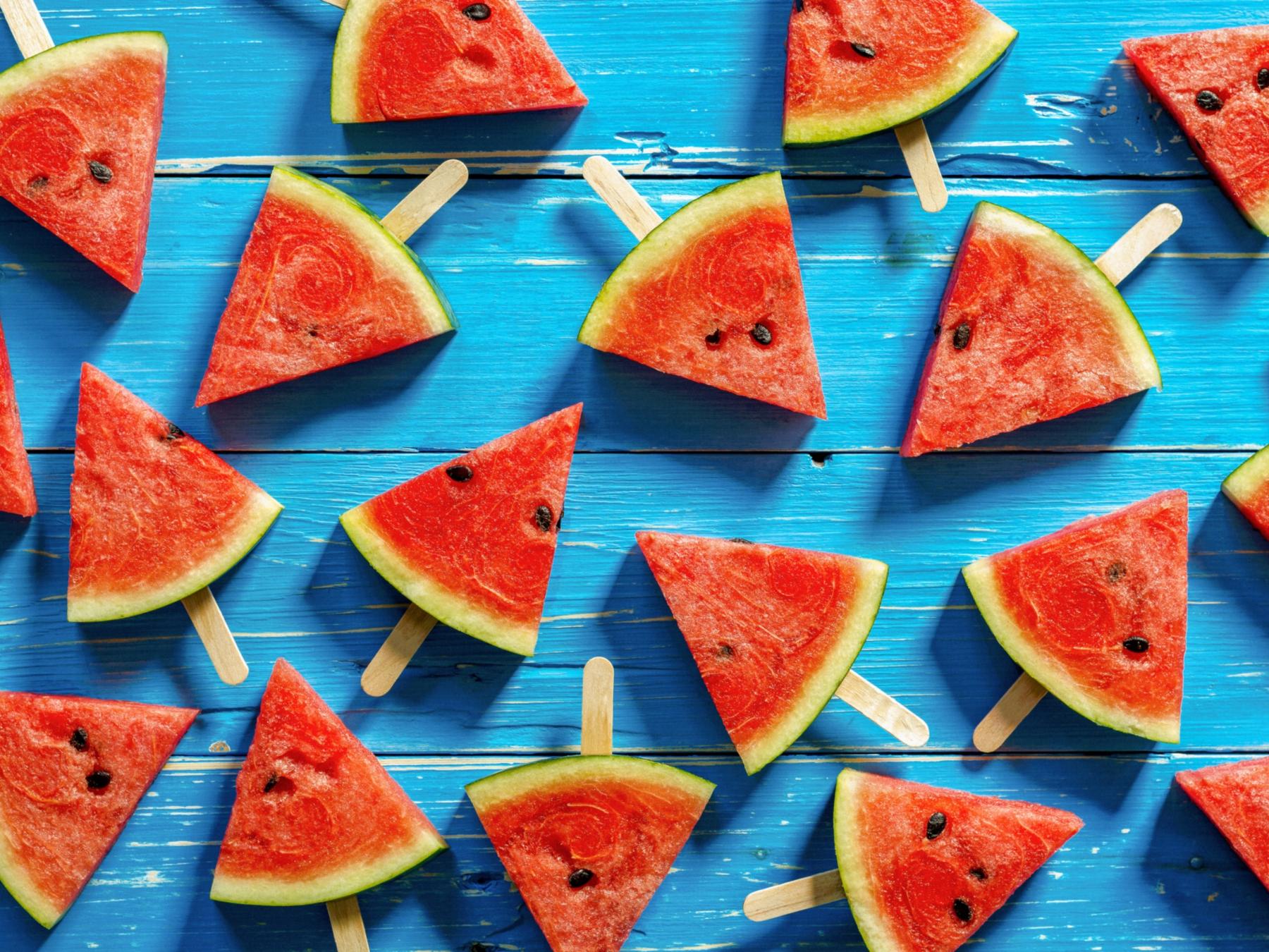 shutterstock_439368238_I am Kulz_Wassermelonenscheiben_am_Stiel_frei