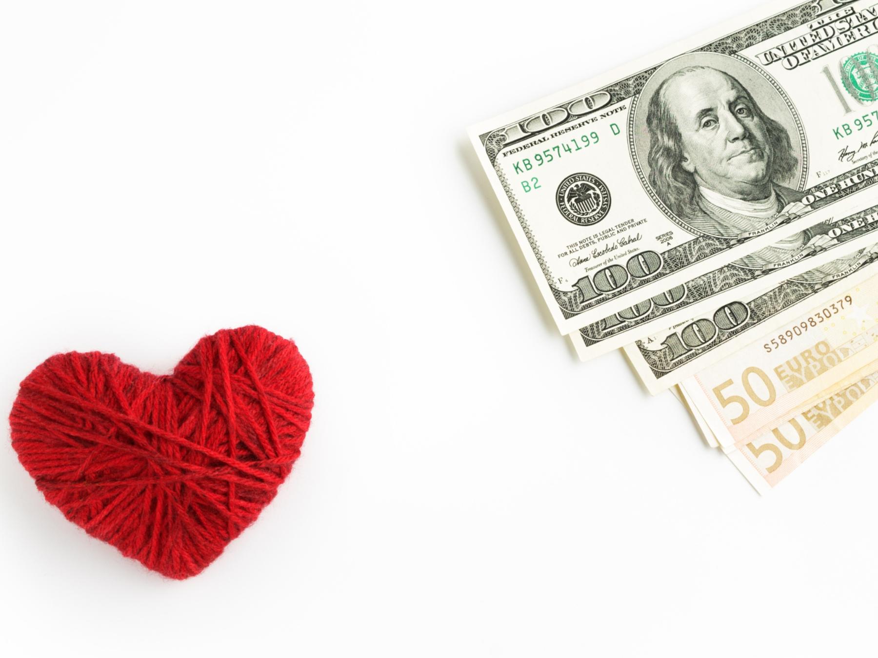 shutterstock_TanyaJoy_777170116_Herz und Dollarschein_frei