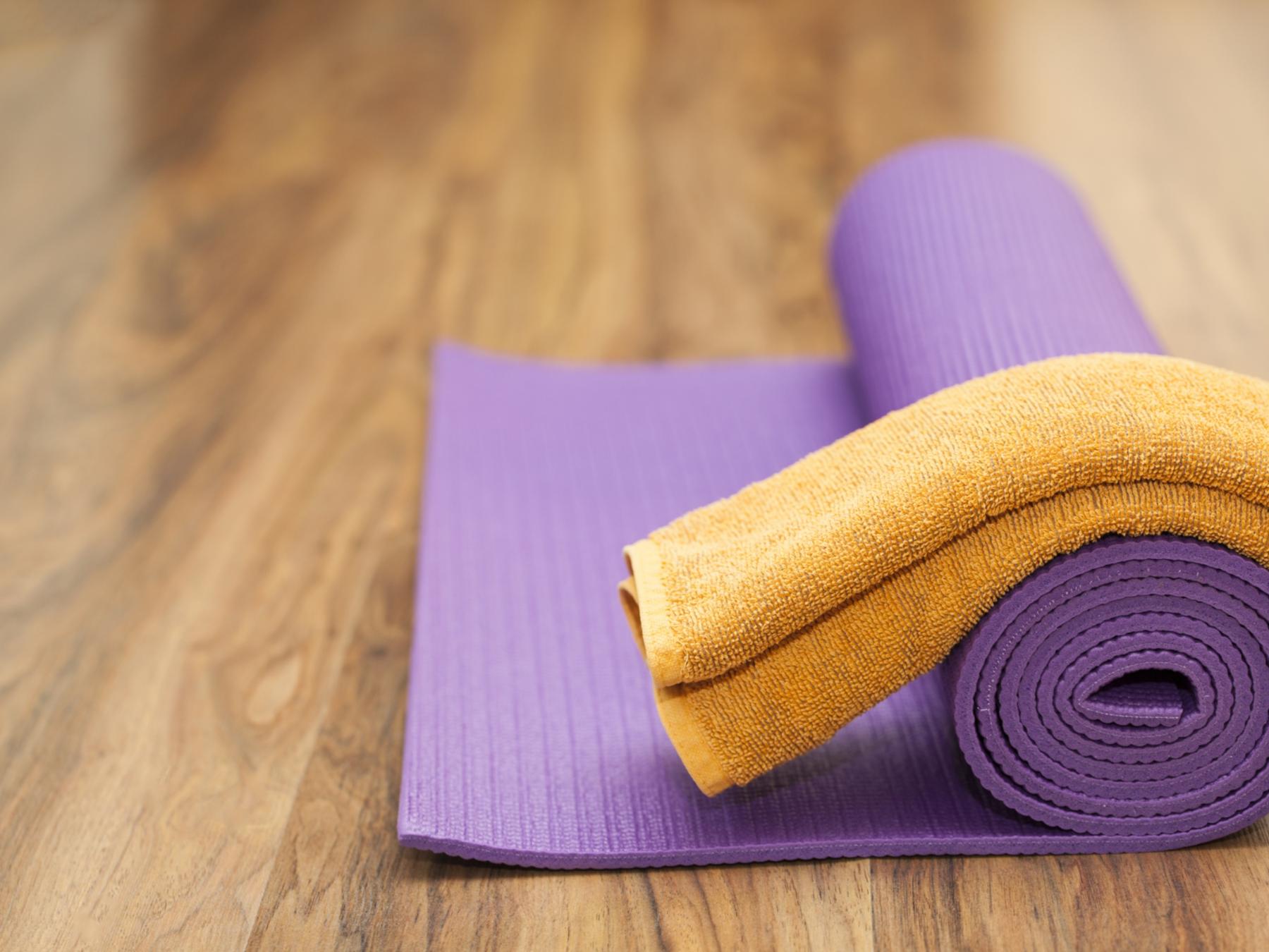 shutterstock-435489571-Chutima Chaochaiya-Fitnessmatte mit Handtuch-frei