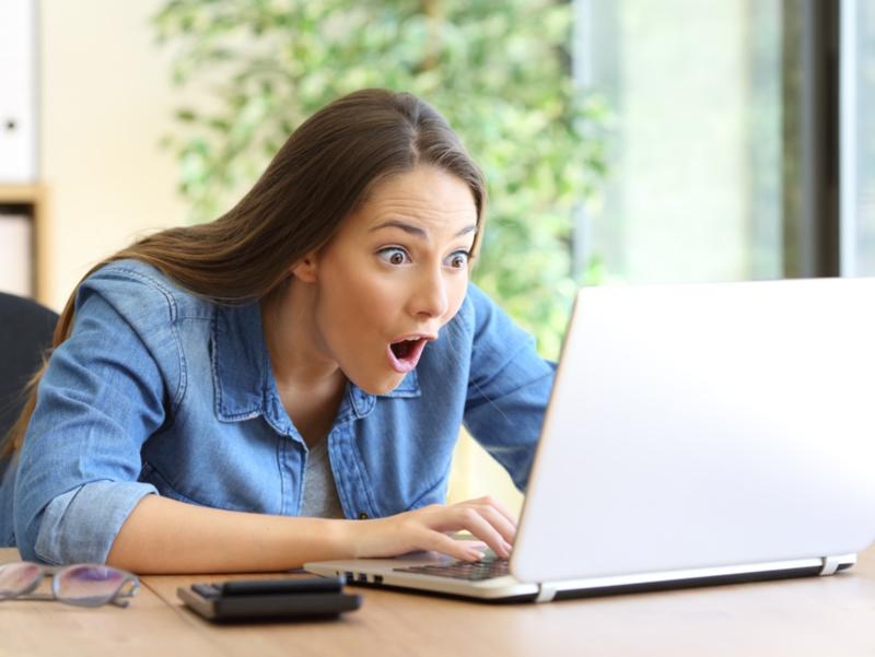 Frau am Laptop