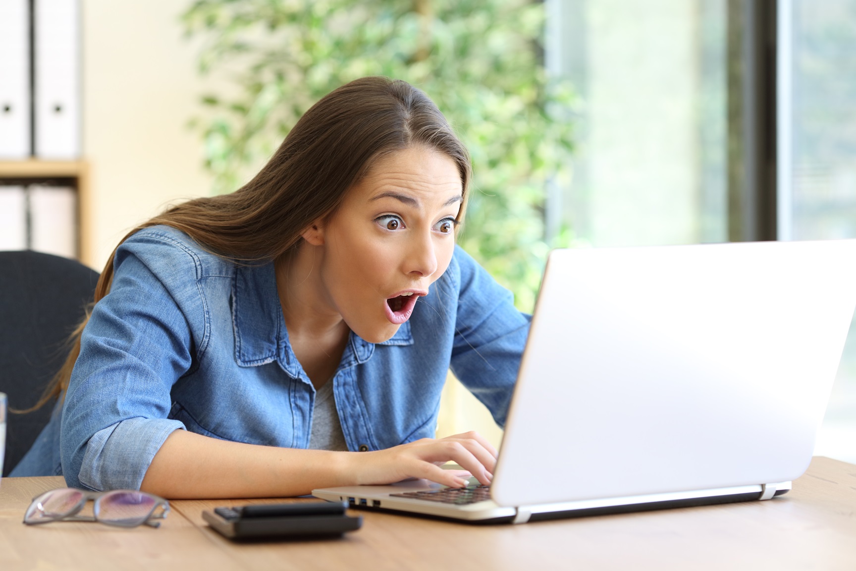 Frau am Laptop