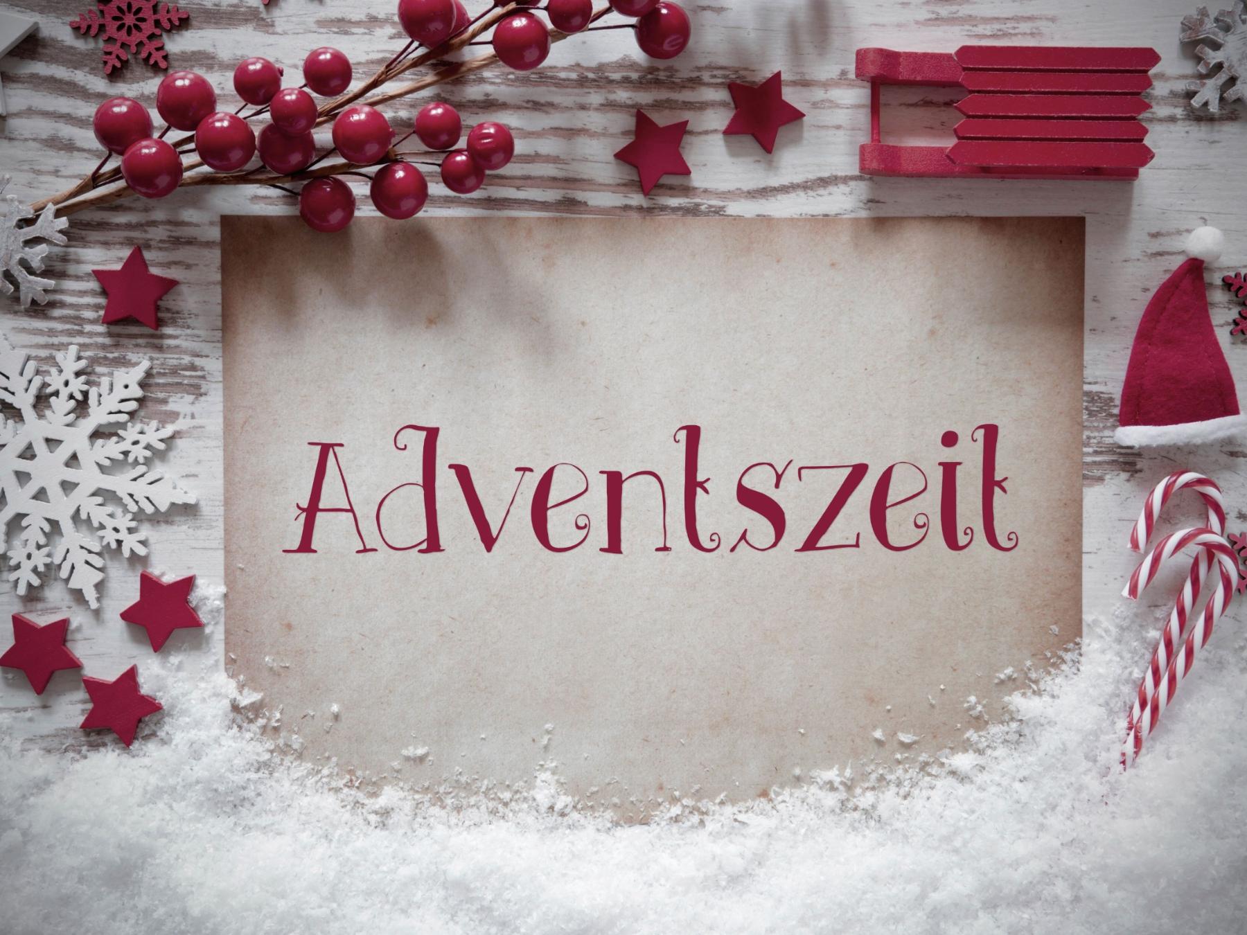 2464660136_Nähen_Adventskalender_shutterstock_1203195637_Nelosa_Adventszeit_ausgeschrieben_Plakat_geschmückt_frei