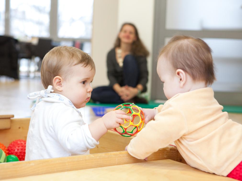 EKK Pikler Kinder spielen mit Ball