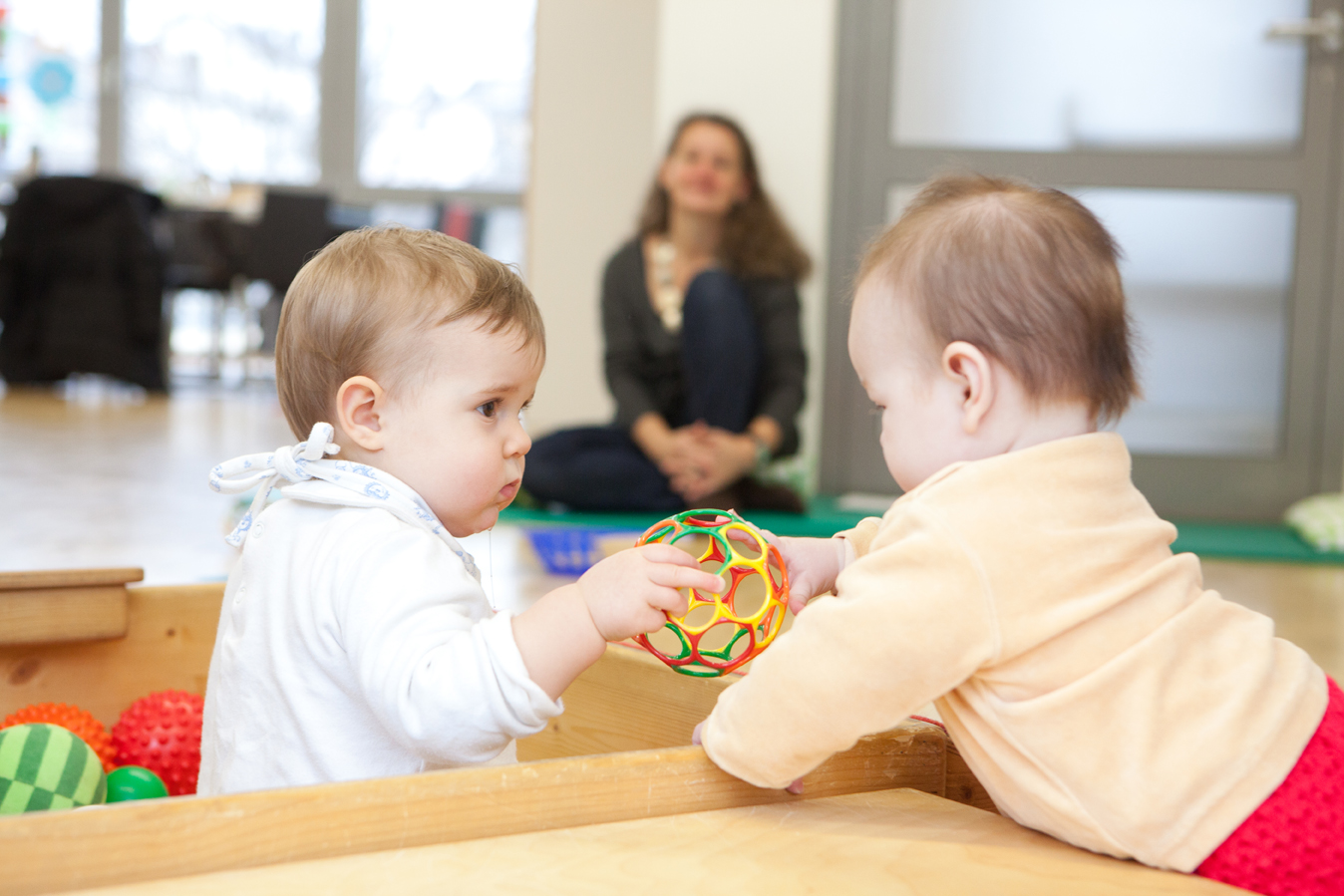EKK Pikler Kinder spielen mit Ball