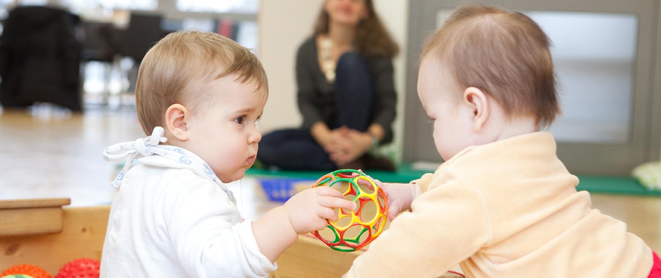 EKK Pikler Kinder spielen mit Ball