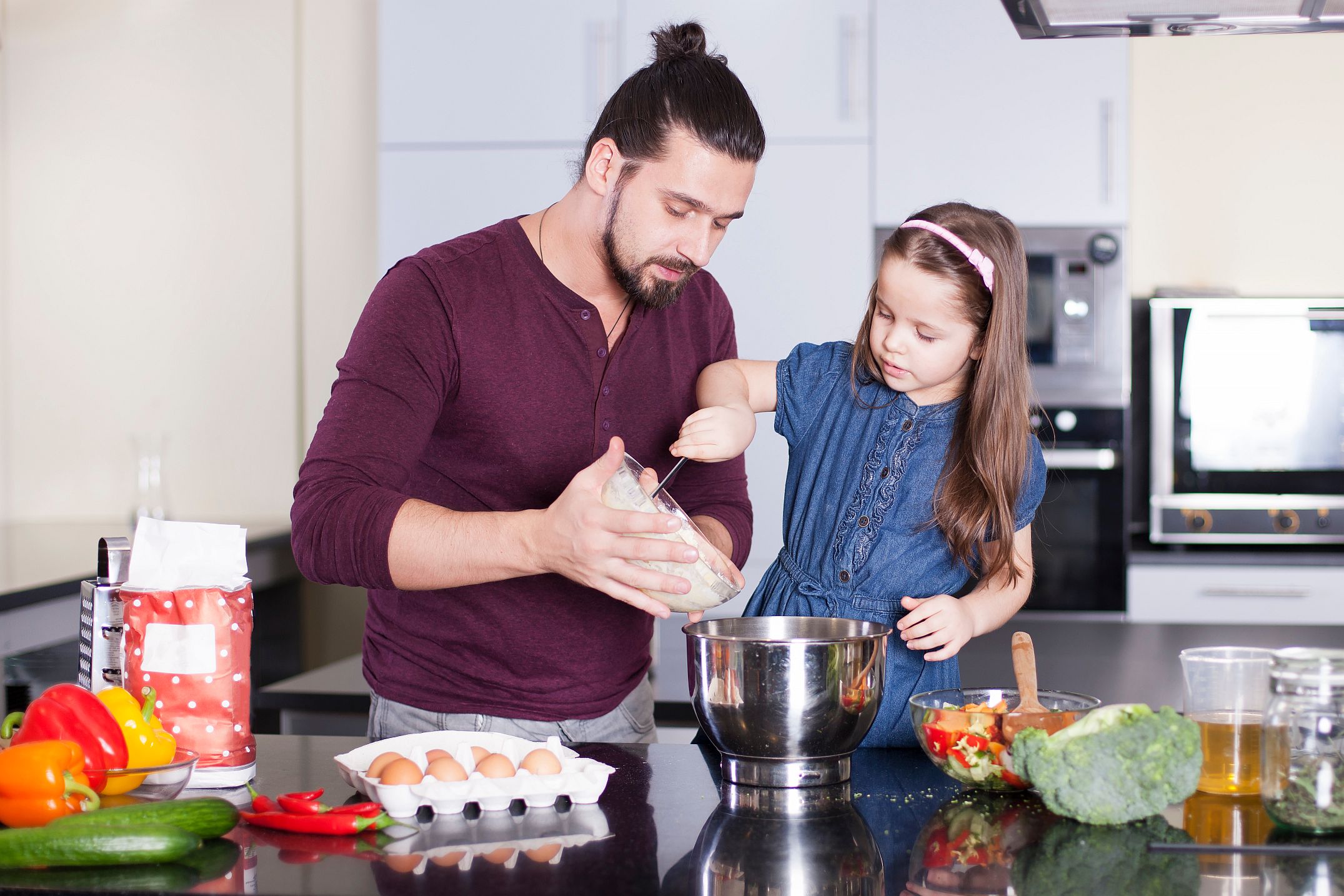shutterstock_1385158235_Jyliana_Vater_Tochter_backen_zusammen_frei