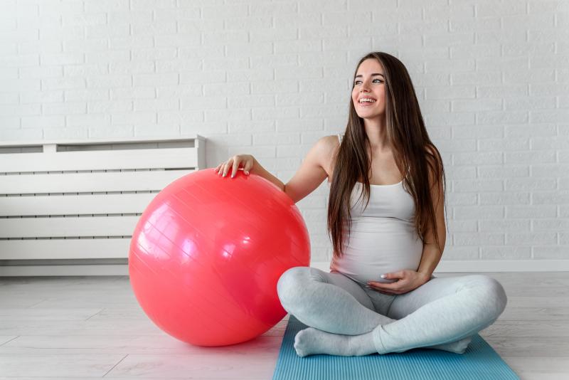 Schwangere mit Gymnastikball