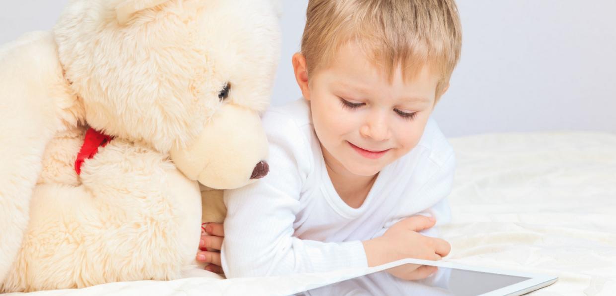 shutterstock_397184551_NadyaEugene_Kind_und_Teddybär_am_Tablet_frei