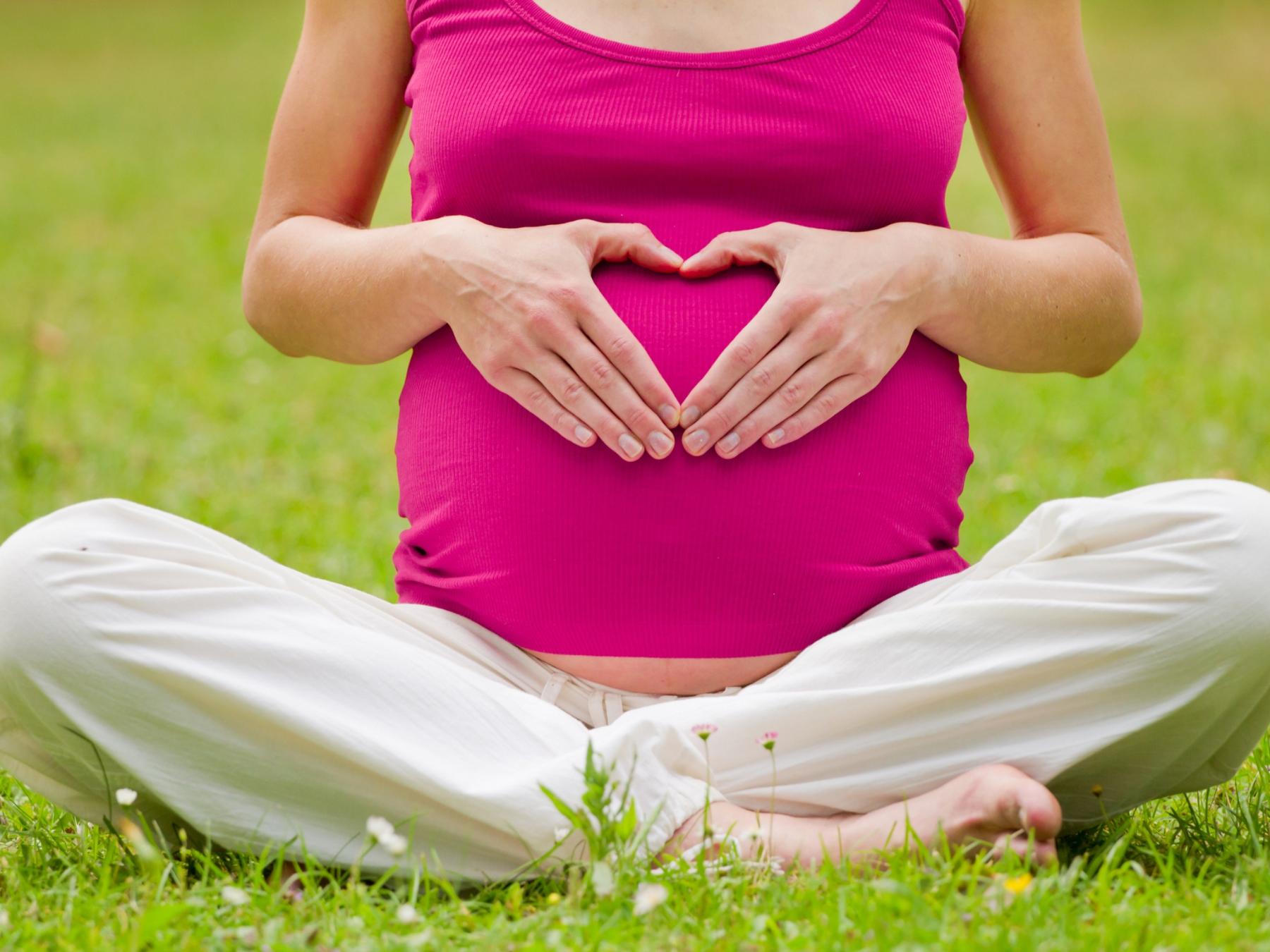 shutterstock_93454723_kubais_Schwangere_Frau_formt_Herz_mit_Händen_auf_dem_Bauch_frei_FB