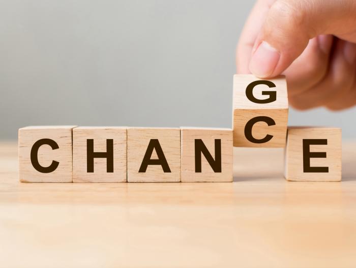 Buchstabenwürfel bilden das Wort CHANGE; das G kippt um auf ein C; das Wort CHANCE erscheint.