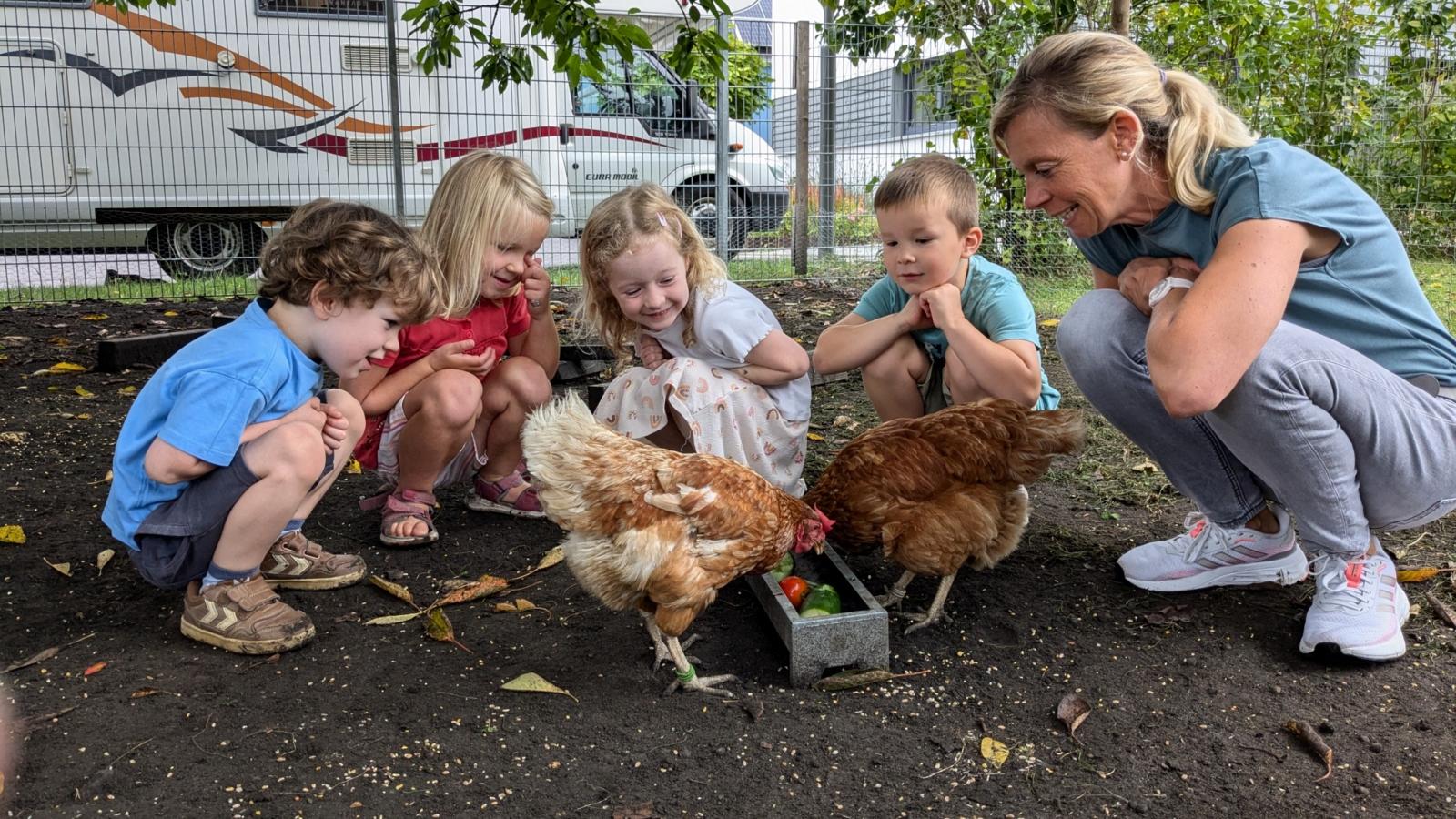Die jungen Hühner-Betreuerinnen und Leiterin Nicole Moddé